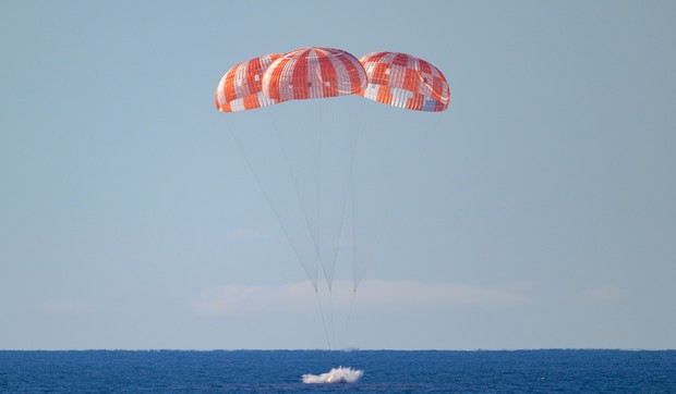 Sletanje tima "Artemis II" padobranom u Tihi okean