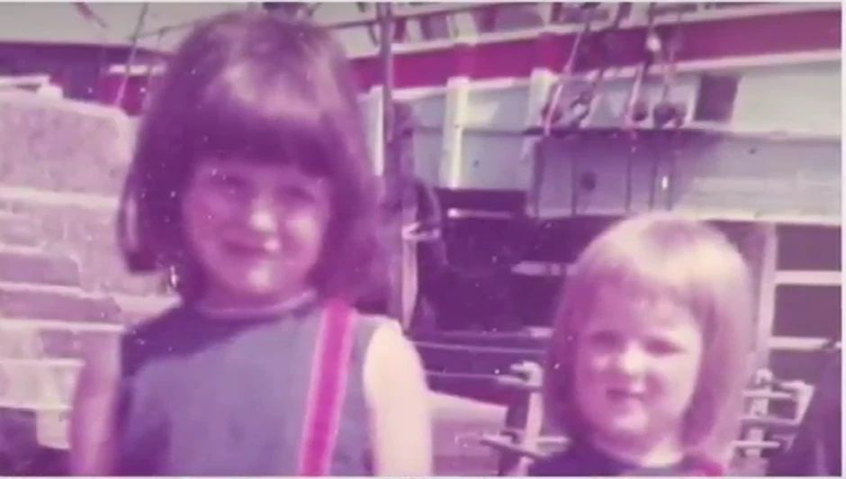 Melani i Kara kao deca. Odrasle su u uverenju da su od različitih očeva