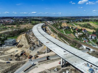 Najdłuższa droga szybkiego ruchu w Polsce jest już niemal gotowa. Brakuje tylko czterech kluczowych odcinków [MAPA]