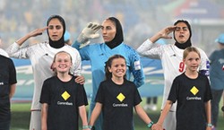 Irańskie piłkarki szybko zmieniły "front". Odśpiewały hymn salutując