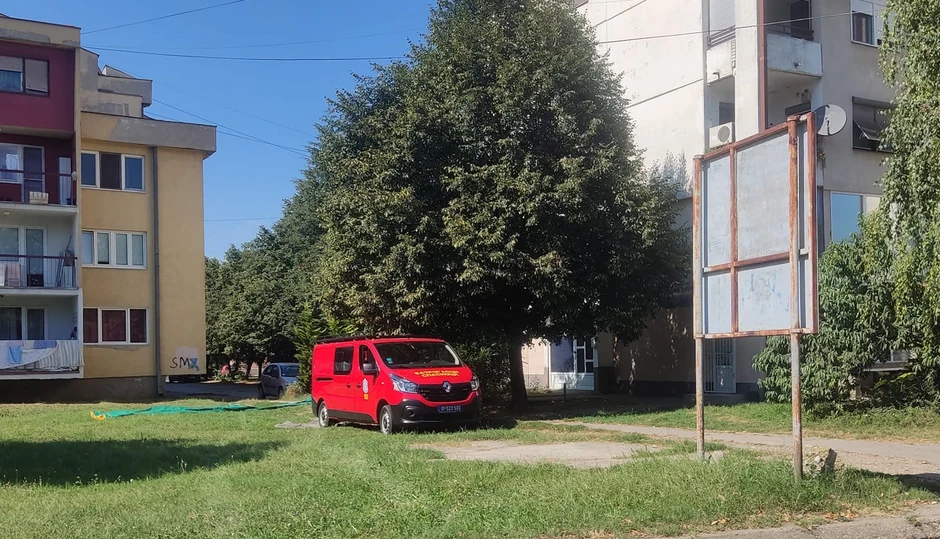 Muškarac preti da će skočiti sa terase u Jagodini