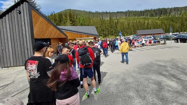 Tłumy zaskoczyły nawet górali. Oblężone Morskie Oko. "Dziś idzie tutaj chyba cała Europa"