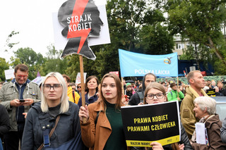 Projekt 'Zatrzymaj aborcję' w komisji. Przed budynkiem Sejmu trwają protesty