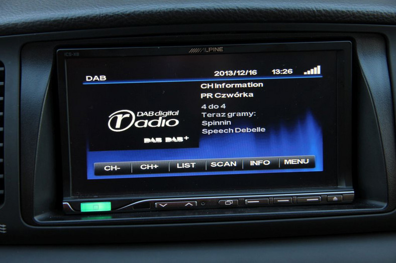 Podstawowe menu odbioru programu radiowego DAB+ w tunerze Alpine. W górnym rogu widać wskaźnik siły odbieranego sygnału.