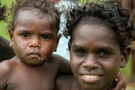 DETE BIRA MAJKU koja će ga roditi, veruju Aboridžini: Evo zašto se CEO SVET DIVI načinu na koji jedan od najstarijih naroda VASPITAVA DECU