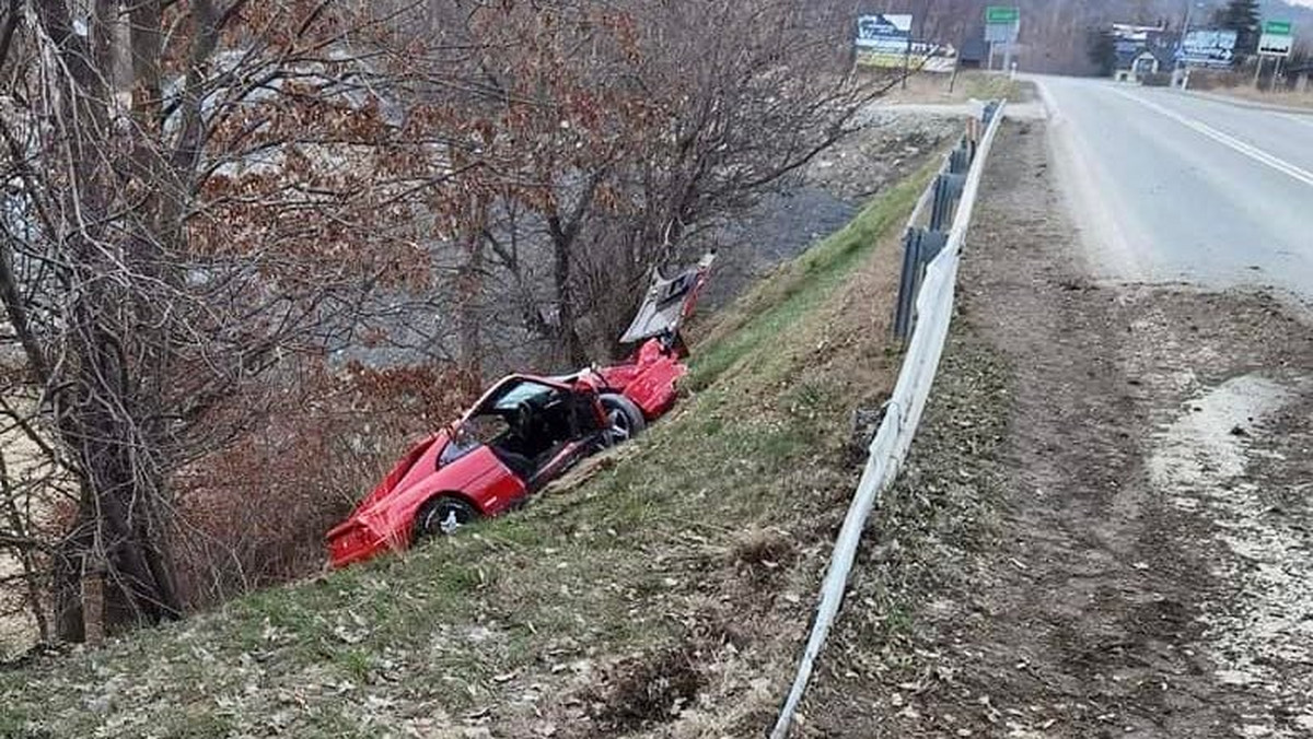 35-latek rozbił Ferrari w Tenczynie. Wylądował na skarpie [ZDJĘCIA]