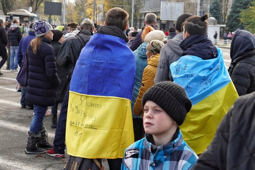 Chersoń, Ukraina, 19.11.2022. Kolejka do punktu pomocy humanitarnej, 19 bm. na Placu Wolności w Chersoniu.