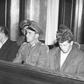 Jerzy Paramonow (drugi od lewej) przed sądem, 1955 r. 