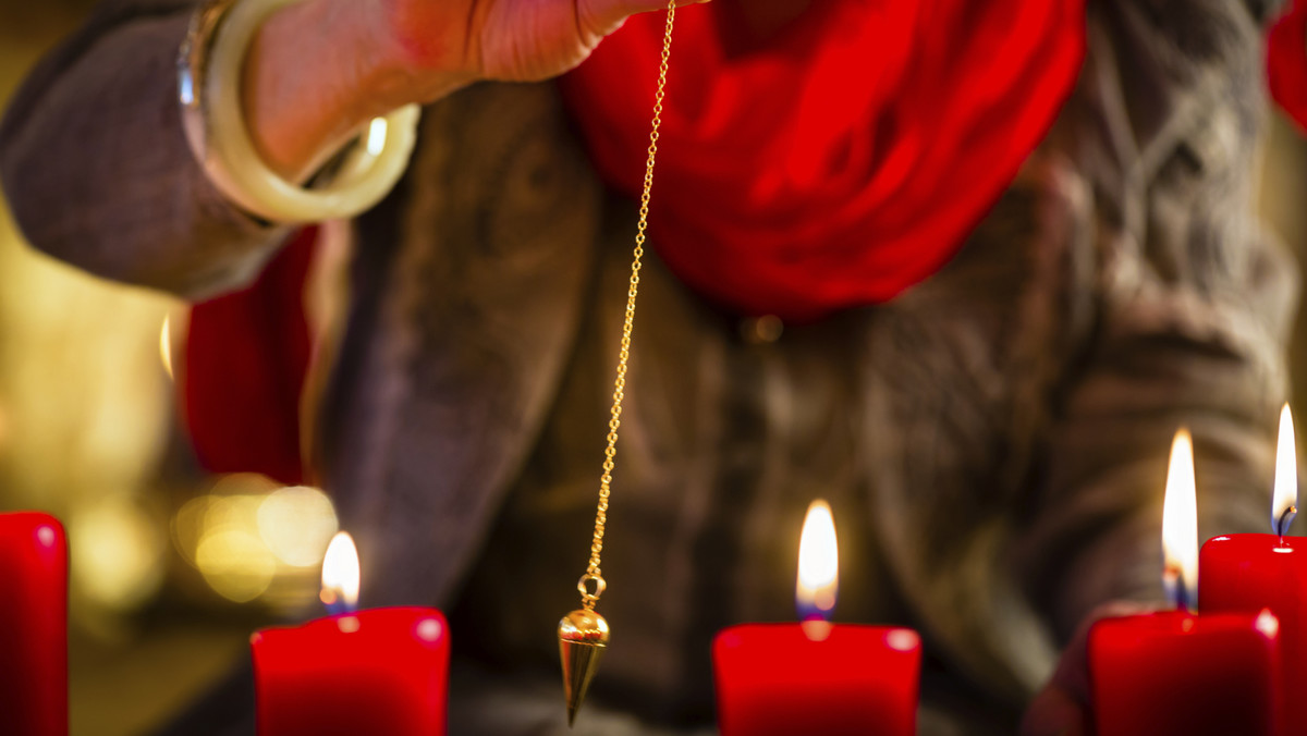 Odwiedziny przebierańców składających życzenia, obmywanie się w wodzie z pieniędzmi, wynoszenie słomy na pole - to czynności, które w tradycji ludowej Podkarpacia należało wykonać 31 grudnia. Ich realizacja zapewniała zdrowie, szczęście i pomyślność w nowym roku.