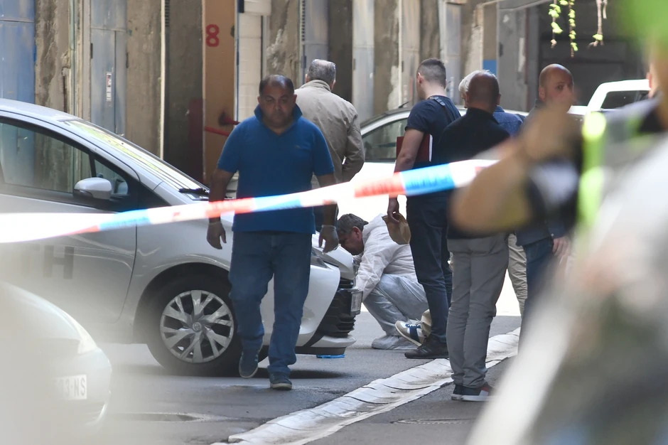 Policija je satima vršila uviđaj i za to vreme telo ubijenog mladića bilo je na ulici