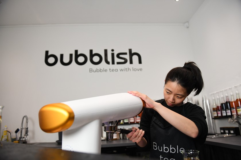 Bubblish doit sa spécificité entre autres à une machine à thé exclusive: «À l’heure actuelle, je crois que nous sommes encore les seuls à faire infuser notre thé au moyen d’une machine spéciale. Chaque Bubble tea est constitué de thé fraîchement infusé», explique fièrement Steven Knecht. S’il est certes un peu plus lent, ce concept livre en revanche une bien meilleure qualité. 