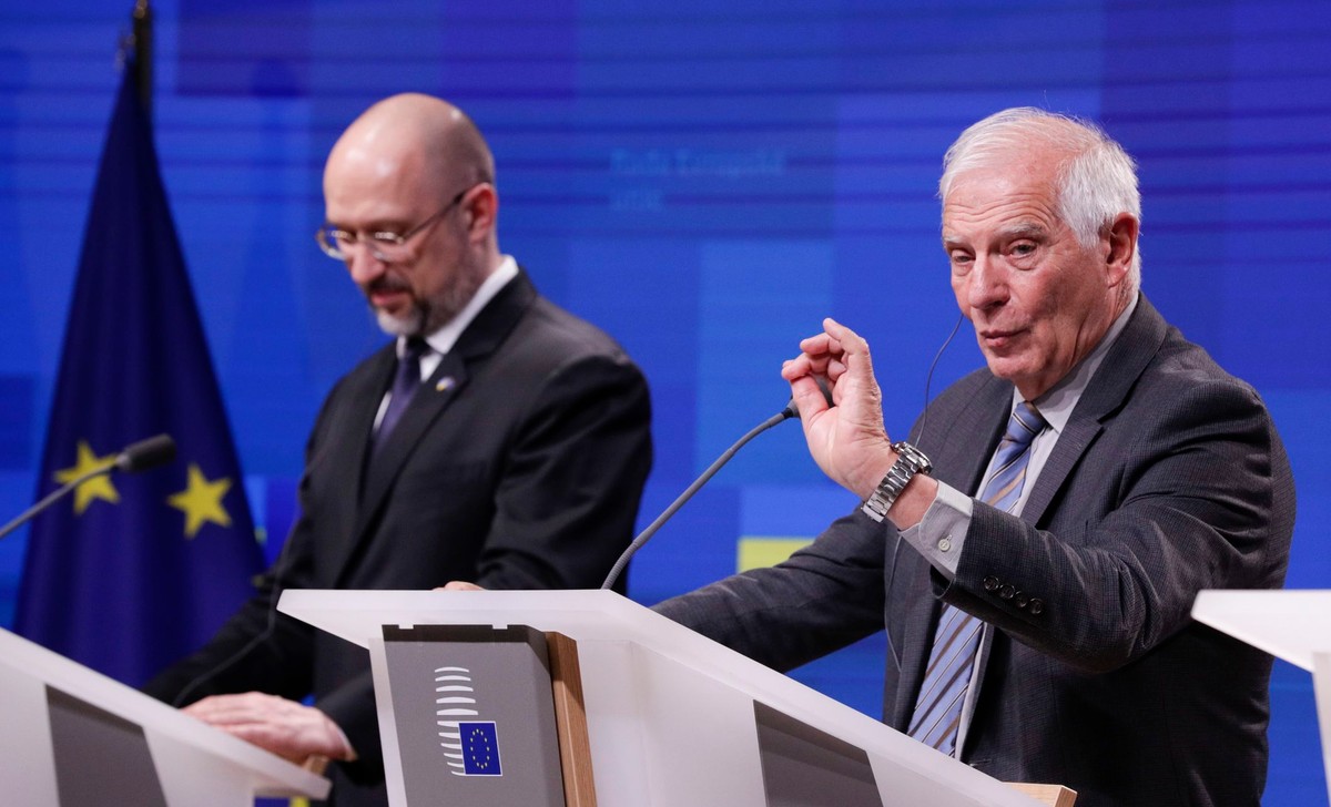 Denys Szmyhal i Josep Borrell (R)