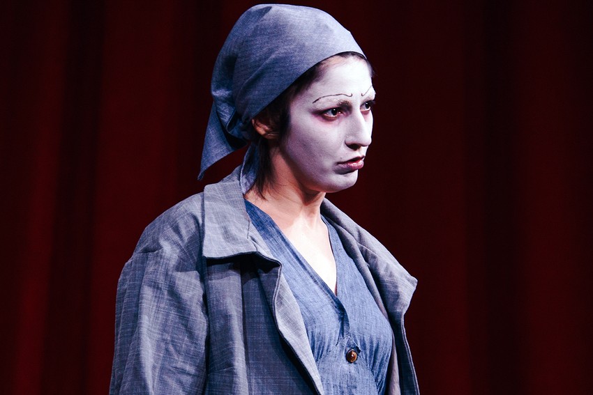  Scenograf predstave je Gorčin Stojanović, kostimograf Biljana Grgur, a kompozitor Vladimir Pejković