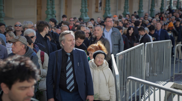 Tisztelők Mihail Gorbacsov egykori szovjet államfő nyitott koporsójánál / Fotó: Profimedia