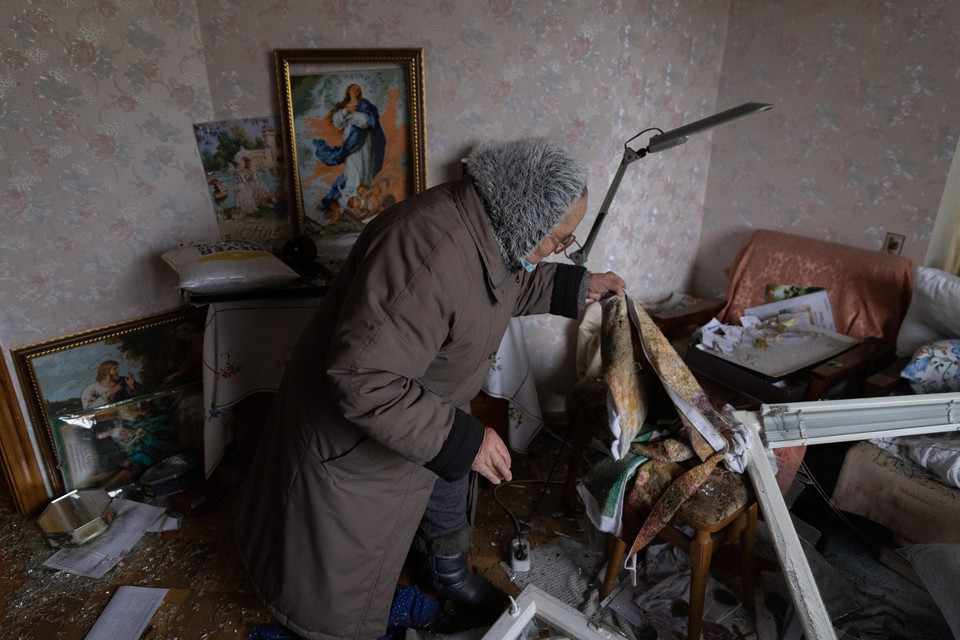 Kijów. Kobieta przegląda swoje rzeczy po porannym ataku rakietowym