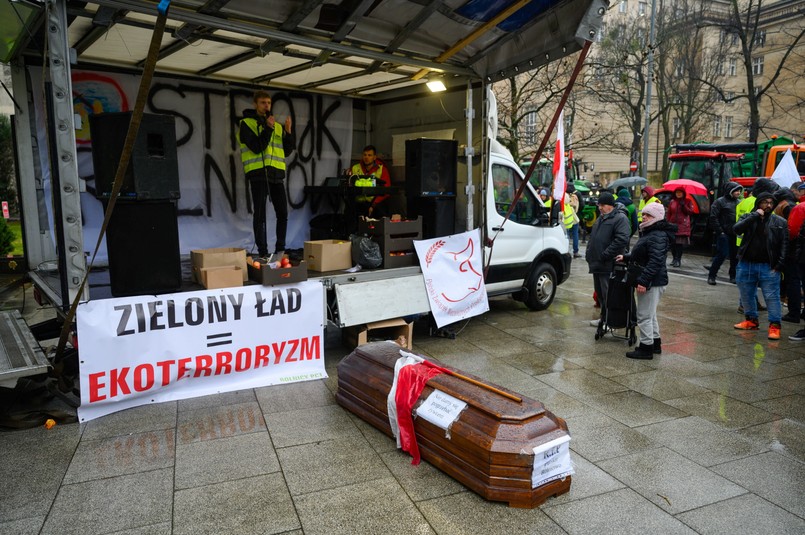 Protest rolników przed Wielkopolskim Urzędem Wojewódzkim w Poznaniu