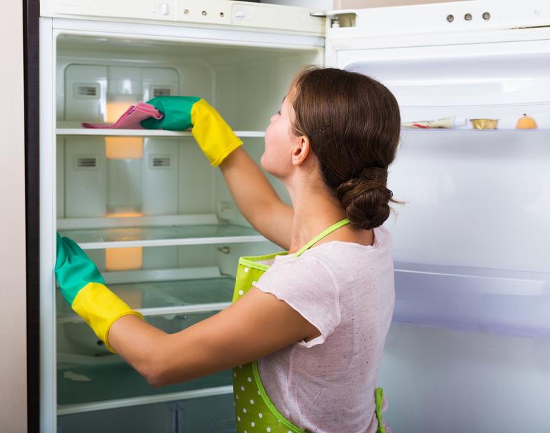 Czyszczenie lodówki to nie tylko kwestia higieny, regularnie wykonywane wydłuży trwałość urządzenia.
