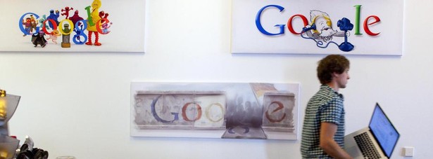 1. Google Internetowy gigant zatrudnia niemal 54 tys pracowników w kilkunastu krajach świata, ale najlepsze warunki pracy są w USA. W Stanach Zjednoczonych pracownicy Google'a mają nie tylko 100 tysięcy darmowych godzin masażu w roku (w sumie, a nie w przeliczeniu na jednego pracownika) - do ich dyspozycji są także trzy ośrodki odnowy biologicznej oraz siedmiohektarowy kompleks sportowy.