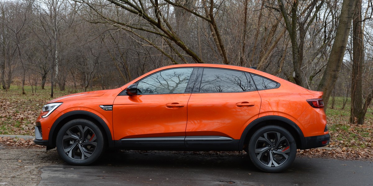 Renault Arkana HEV jest jednym z niewielu crossoverów popularnej marki, który ma sylwetkę coupe. Trzeba przyznać, że z profilu auto wygląda świetnie.