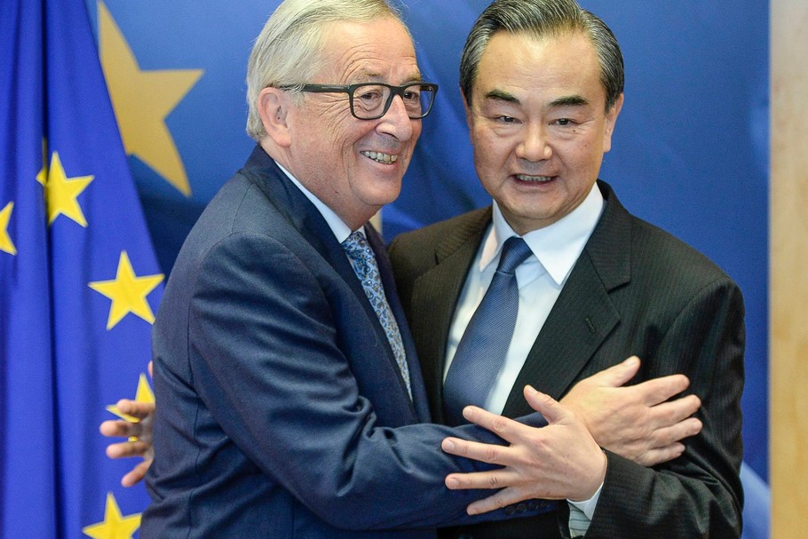 Szef Komisji Europejskiej Jean-Claude Juncker z ministrem spraw zagranicznych Chin Wangiem Yi