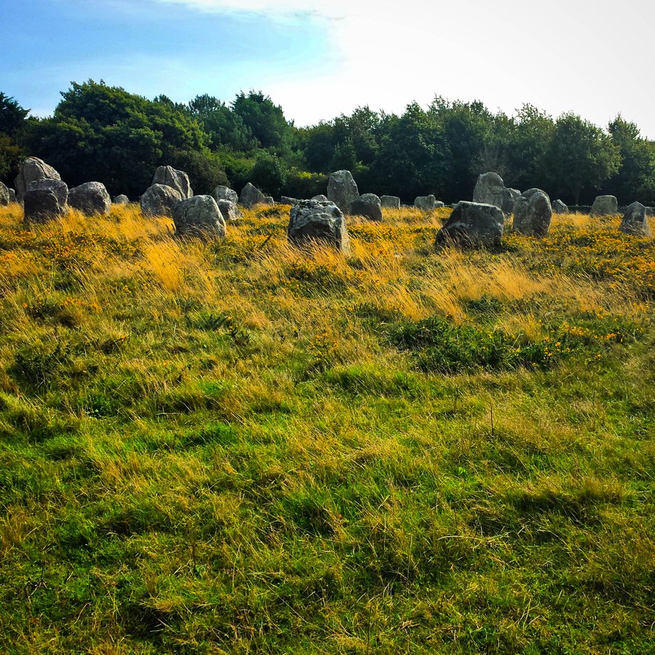 CARNAC – celtyckie miasteczko, obok którego znajduje się skupisko gigantycznych kamieni – menhirów