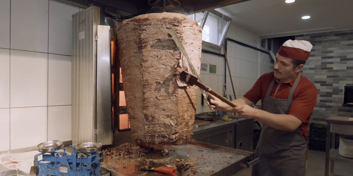Jak powstaje legendarny kebab? Nawet 1,5 tony mięsa dziennie dla 1500 klientów