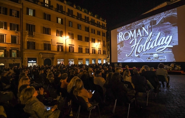 Pokaz "Rzymskich wakacji" na Placu Hiszpańskim w Rzymie na setne urodziny Gregory Pecka