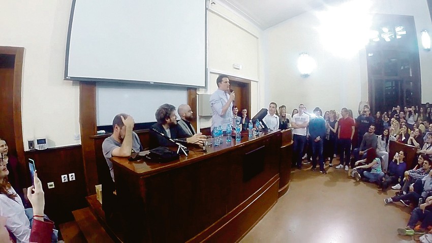 Politički satiričar Zoran Kesić izazvao je gromoglasne aplauze studenata