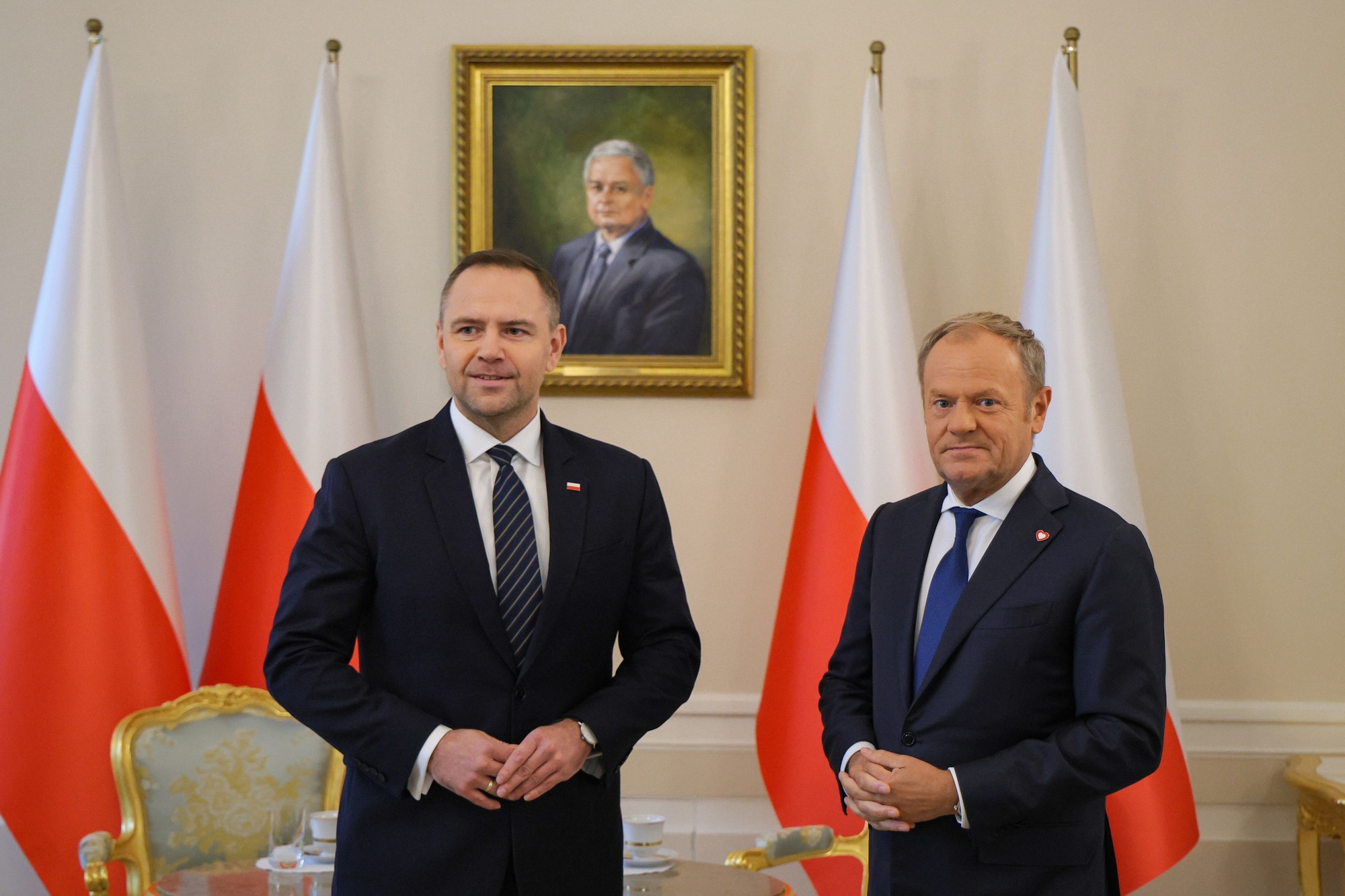 Poľský prezident Karol Nawrocki  (vľavo) a poľský premiér Donald Tusk.