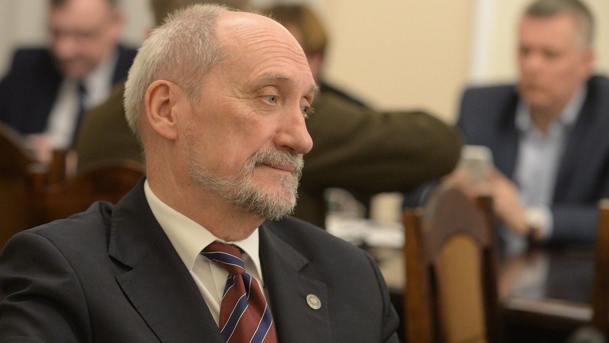 Zawetowanie przez prezydenta Andrzeja Dudę tzw. ustawy degradacyjnej zmienia sytuację w Polsce bardzo głęboko - ocenił były minister obrony Antoni Macierewicz. Jego zdaniem skierowanie jej do ponownego uchwalenia, to jakby wydanie sprawy w ręce PO.