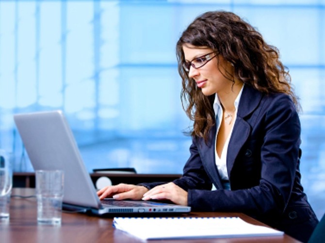 16760_Businesswoman-using-laptop