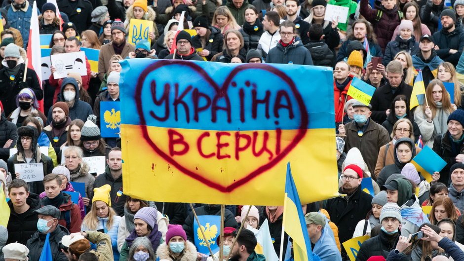 Pokojowa manifestacja Solidarni z Ukrainą na poznańskim Placu Wolności