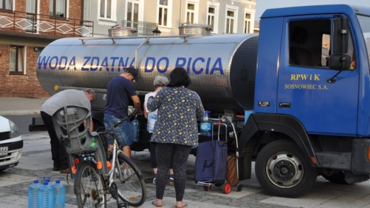 – Opieszałość organów administracji rządowej doprowadzić może do nieodwracalnego skażenia zbiornika wód podziemnych, co sprowadzi ekologiczną i sanitarną katastrofę o zasięgu obejmującym dwa województwa. Żądam podjęcia przez służby wojewody natychmiastowych i skutecznych działań – napisał w liście do wojewody śląskiego burmistrz Sławkowa Rafał Adamczyk. Pismo powstało po wykryciu bakterii coli w zbiorniku zaopatrującym w wodę mieszkańców Sławkowa. Samorządowiec uważa, że skażenie może mieć związek z dzikimi wysypiskami śmieci znajdującym się na terenach należących do PKP i PKP PLK.