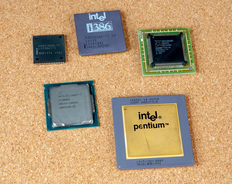 Intel 8088, Intel 386, AMD 386, Intel Pentium 60 MHz, Intel Core i7-8086K. Eksponaty historyczne pozyskane dzięki uprzejmości pana Jerzego Przytockiego.