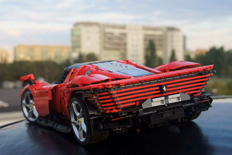 Ferrari Daytona SP3 w skali 1:8 z klocków LEGO 