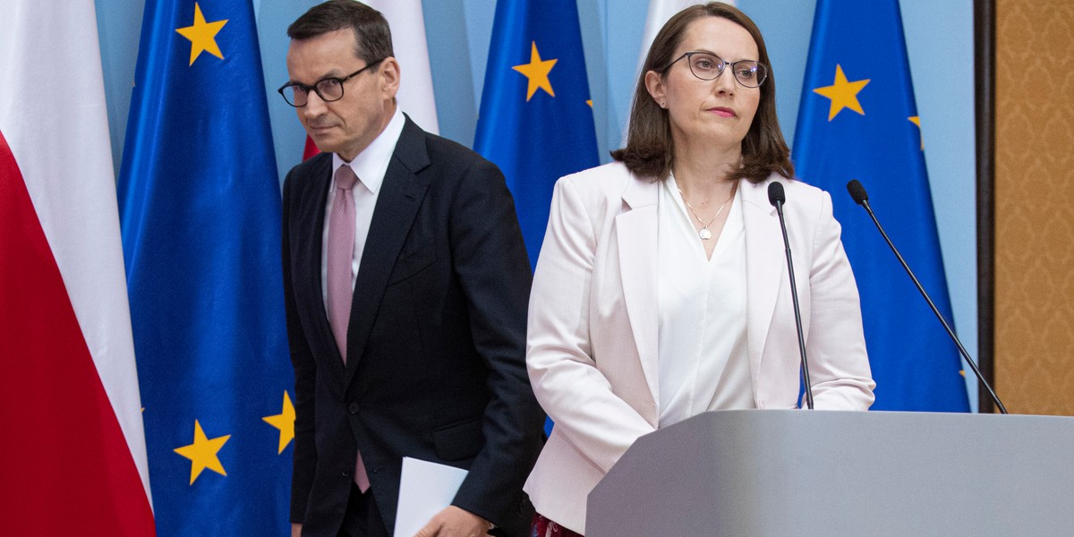 Premier Mateusz Morawiecki i minister finansów Magdalena Rzeczkowska.