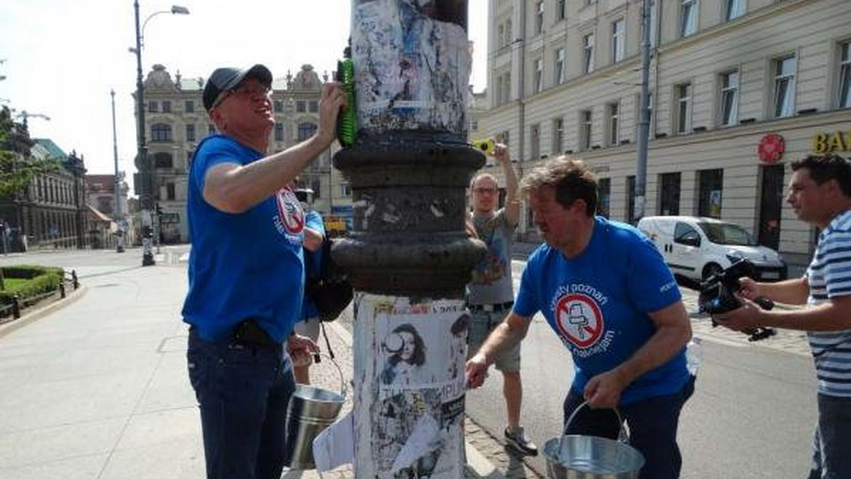 W sobotnie przedpołudnie prezydent Poznania Jacek Jaśkowiak wraz z dyrektorami ZTM, MPK, miejskim i osiedlowymi radnymi oraz mieszkańcami postanowili oczyścić słupy sieci trakcyjnych, uliczne latarnie i sygnalizatory z nielegalnych ogłoszeń, ulotek, plakatów i reklam. Ruszyła akcja "Czyste słupy".