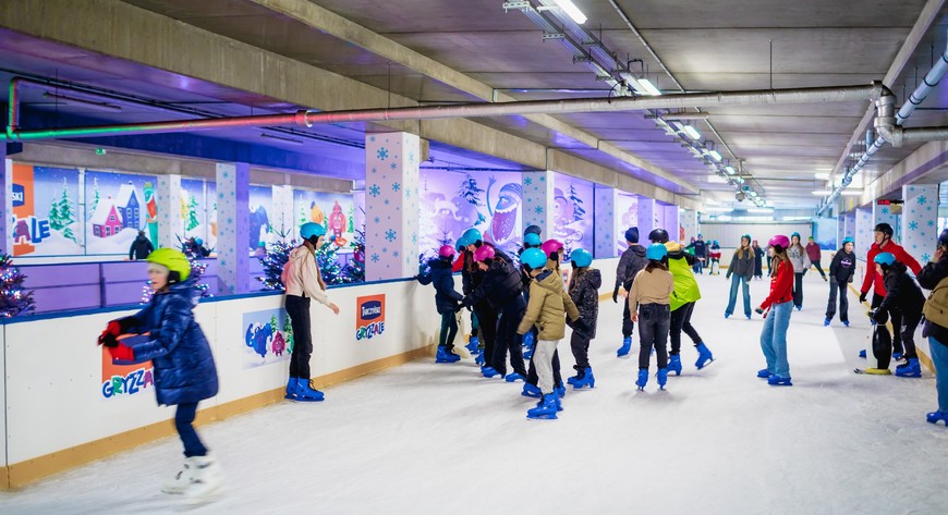 Ślizgawka znajduje się na 2. piętrze parkingu wielopoziomowego. 