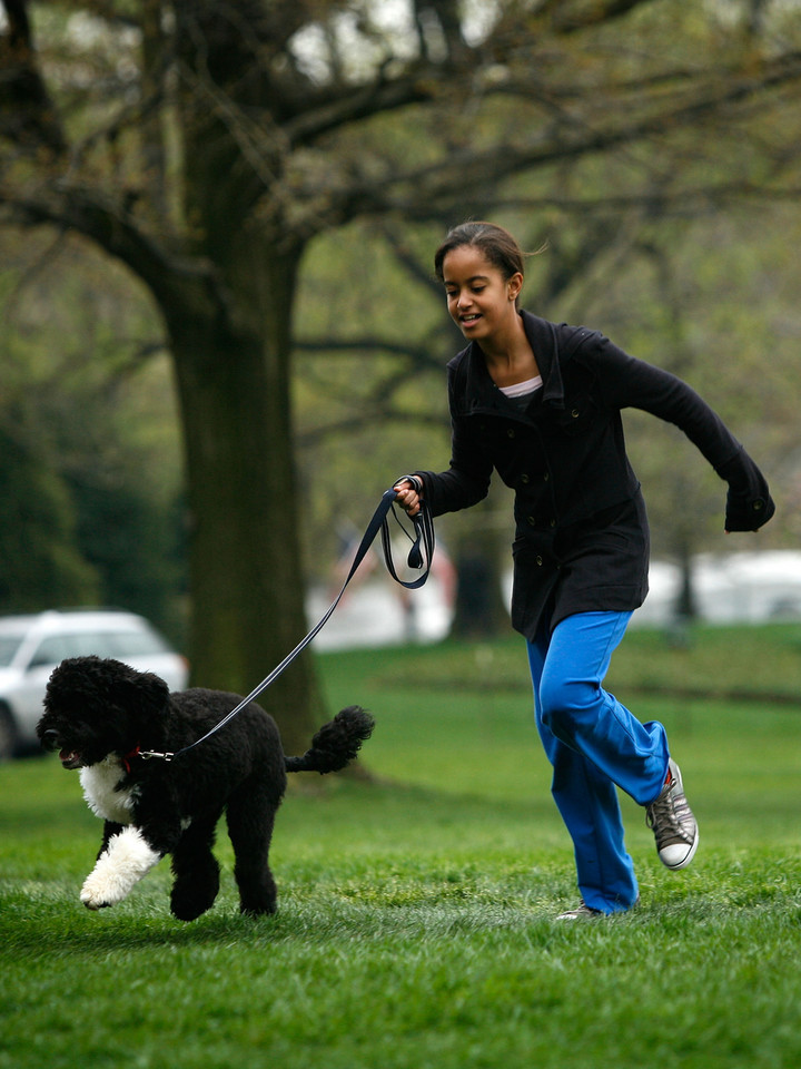 Malia Obama na spacerze z psem