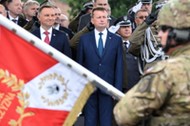 Prezydent Andrzej Duda i minister obrony Mariusz Błaszczak podczas defilady z okazji Święta Wojska Polskiego.