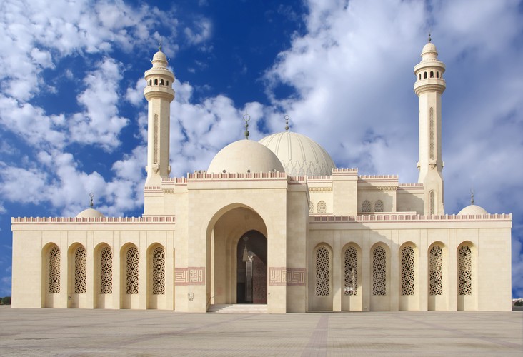 Bankowość islamska jest systemem bankowym zgodnym z zasadami szariatu. Zakazane jest w niej bogacenie się na skutek pożyczania pieniędzy na wysoki procent (czyli lichwa), a także finansowanie działalności, które mają na celu oferowanie usług czy dóbr niezgodnych z wartościami islamu, takich jak pornografia, alkohol, czy broń. Pierwszy bank islamski powstał w Egipcie w 1963 roku. Na zdjęciu: meczet Al-Fateh w Manamie, fot. ShutterStock