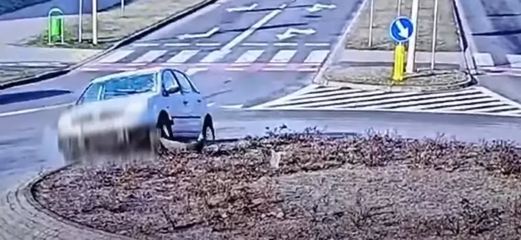 Senior jechał z "lodową przyłbicą". Rozbił auto na rondzie [WIDEO]