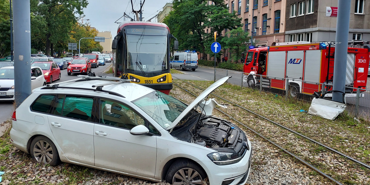 Zderzenie tramwaju z autem w Łodzi. Są ranni.