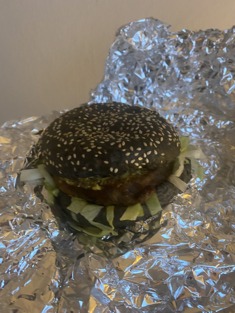 Burgery sprzedawane przez Blow Burgers oferowane są w ciemnej bułce