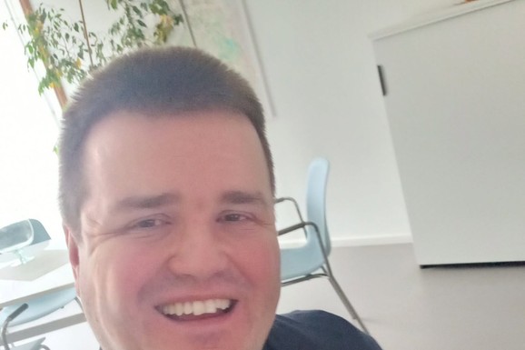 Rođen kao Senad u muslimanskoj porodici, danas je katolički sveštenik u Nemačkoj: "Krio sam od porodice šta radim"