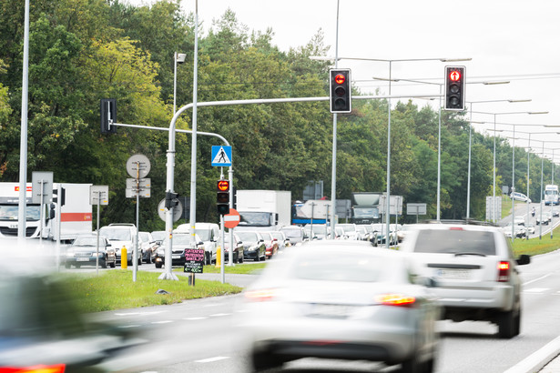 Już nie utkniesz na czerwonym świetle i oszczędzisz na paliwie. Ford testuje nowy system