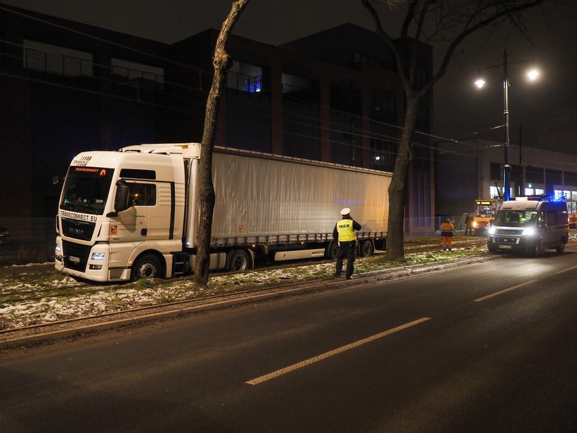 Tir zamiast tramwaju? Jechał po torowisku