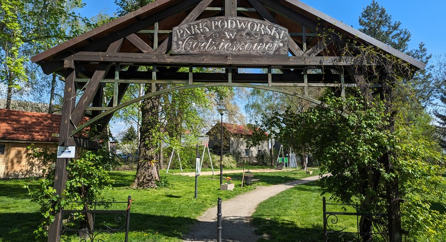 W parku jest m.in. plac zabaw, boisko do siatkówki, tyrolka i pomost. No i mnóstwo okazów zieleni. 