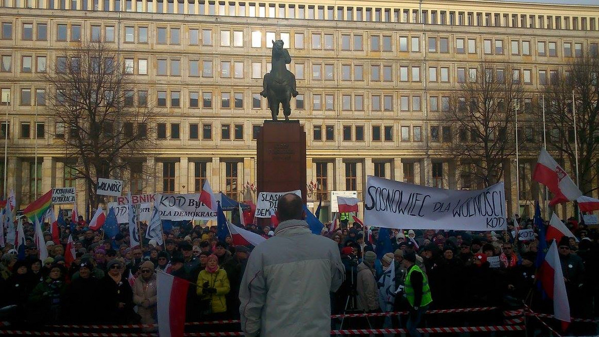 Godzinę trwała trzecia demonstracja zorganizowana przez Komitet Obrony Demokracji w Katowicach. Na placu Bolesława Chrobrego przy pomniku Józefa Piłsudskiego zgromadziło się ok. 2 tys. osób.