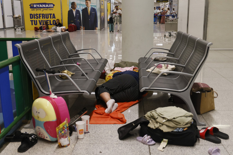 Turyści koczują na lotnisku na Majorce